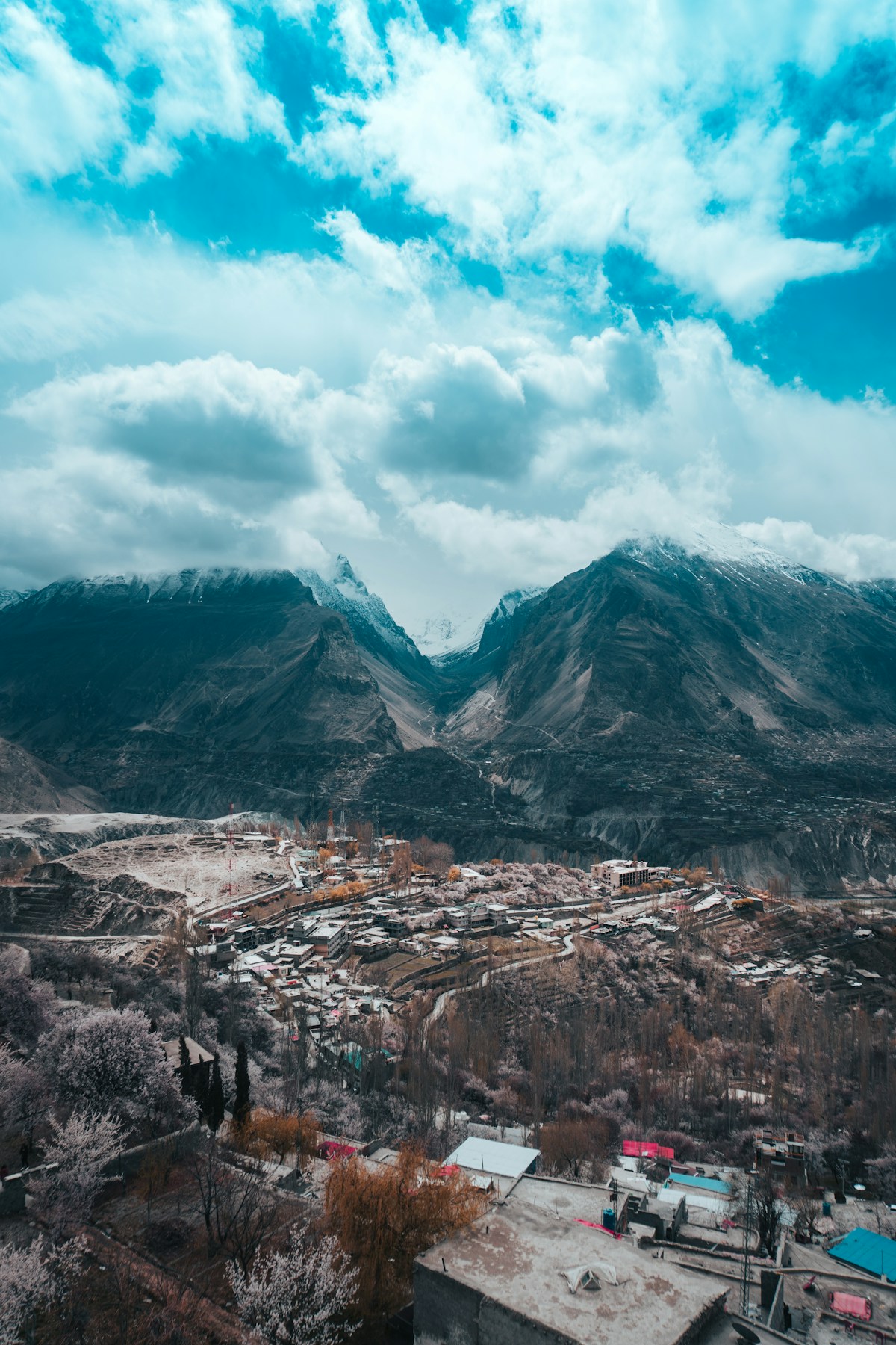 Best Time to Fly to Pakistan from Europe: A Month-by-Month Guide